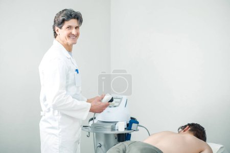Foto de En el hospital. Médico preparando equipo médico para trabajar con el paciente - Imagen libre de derechos