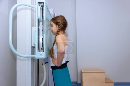 Foto de Medicina y salud. Máquina de rayos X que escanea los pulmones del paciente del niño en la clínica, niña con radiólogo médico. - Imagen libre de derechos