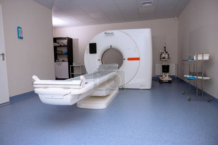 Foto de RMN: dispositivo de exploración por resonancia magnética en el hospital, el equipo médico y la atención médica. - Imagen libre de derechos
