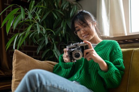 Foto de Fotógrafo. Sonriendo asiática joven chica con un anticuado cámara - Imagen libre de derechos