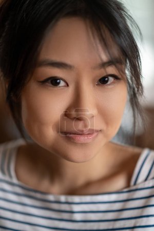 Téléchargez les photos : Joli visage. Gros plan d'une mignonne asiatique jeune fille - en image libre de droit