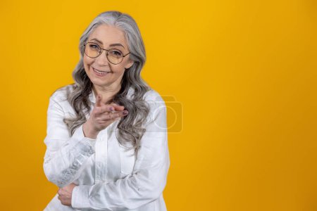 Téléchargez les photos : Femme d'affaires senior. Belle femme aux cheveux gris avec des lunettes - en image libre de droit