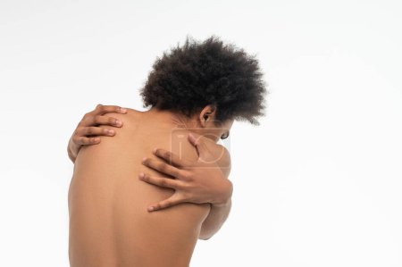 Foto de Dolor de espalda. Africano americano de pelo rizado que sufre de dolor en la espalda - Imagen libre de derechos