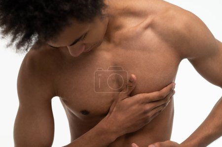 Foto de Dolor de corazón. Joven chico de piel oscura que sufre de dolor de corazón - Imagen libre de derechos