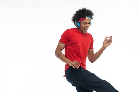 Téléchargez les photos : Un danseur. Afro-américain gars dans les écouteurs regardant envié et dansant - en image libre de droit