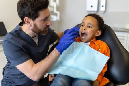 Foto de En odontología. Médico varón hablando con su paciente - Imagen libre de derechos