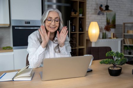 Téléchargez les photos : Atelier en ligne. Femme âgée aux cheveux longs regardant un atelier en ligne - en image libre de droit