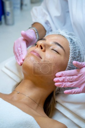 Téléchargez les photos : Visage féminin obtenant la procédure de microdermabrasion dans un salon de beauté spa. Traitement des soins de la peau. - en image libre de droit