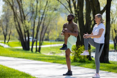 Foto de Entrenamiento al aire libre. Pareja madura haciendo ejercicio juntos en el parque - Imagen libre de derechos