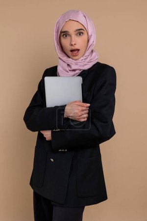 Foto de Mujer de negocios. Linda joven mujer de negocios con un ordenador portátil - Imagen libre de derechos