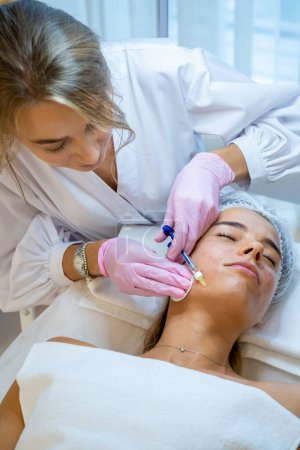 Foto de Cosmetólogo haciendo PRP ttherapy en clínica de belleza, haciendo la inyección, procedimientos antienvejecimiento. - Imagen libre de derechos