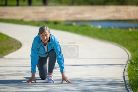 Téléchargez les photos : Cours ! Femme en bleu vêtements de sport se préparer pour une course - en image libre de droit