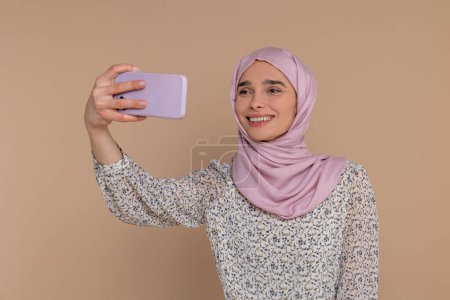 Foto de Selfie. Feliz joven mujer haciendo selfie y sonriendo - Imagen libre de derechos