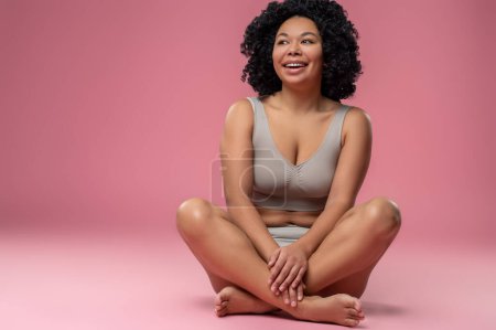 Foto de Mujer feliz. Mujer contenta sonriente sobre un fondo rosa - Imagen libre de derechos