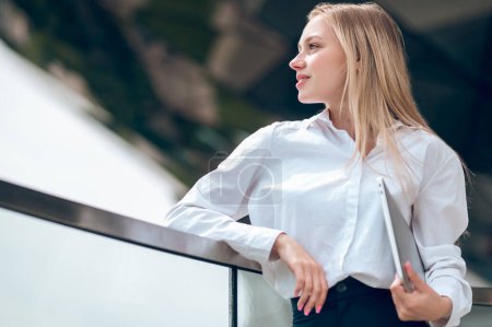 Foto de Profesional. Joven mujer de negocios en blusa blanca con un portátil - Imagen libre de derechos