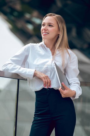 Téléchargez les photos : Professionnel. Jeune femme d'affaires en chemisier blanc avec un ordinateur portable - en image libre de droit