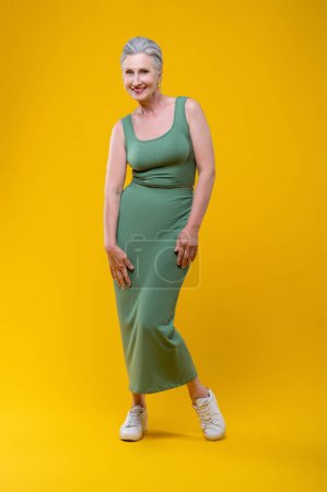 Téléchargez les photos : Une femme heureuse. Femme en danse verte et se sentant heureuse - en image libre de droit