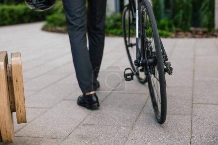 Foto de Vehículo ecológico. Imagen de cerca de un hombre con una bicicleta - Imagen libre de derechos