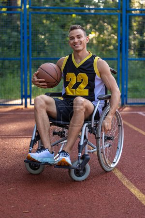 Foto de Retrato de la celebración del jugador de baloncesto silla de ruedas, discapacidad, cancha de baloncesto al aire libre. - Imagen libre de derechos