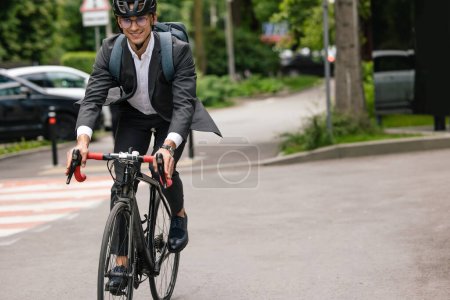 Foto de En bicicleta. Gerente de desplazamientos a la oficina en bicicleta - Imagen libre de derechos