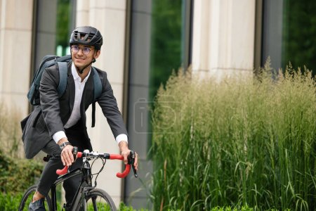 Foto de Paseo matutino. Empresario montando una bicicleta y buscando satisfecho - Imagen libre de derechos