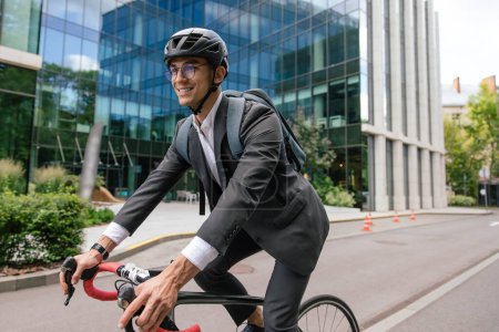 Téléchargez les photos : Mode de vie sain. Jeune homme à vélo regardant confiant et satisfait - en image libre de droit
