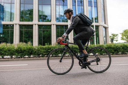 Téléchargez les photos : Mode de vie sain. Jeune homme à vélo regardant confiant et satisfait - en image libre de droit