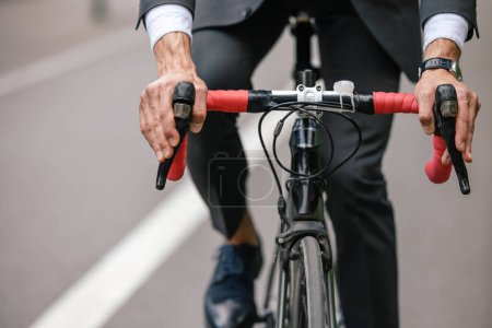 Foto de Un hombre en bicicleta. Imagen de cerca de un hombre montando una bicicleta - Imagen libre de derechos