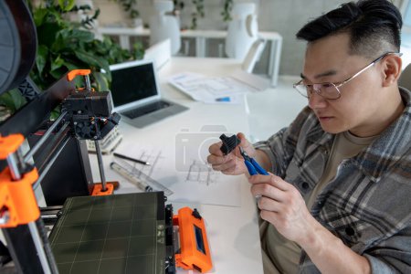 Téléchargez les photos : Ingénieur concepteur asiatique utilisant l'imprimante 3D en laboratoire et étudiant le prototype de produit, la technologie et le concept d'innovation. - en image libre de droit