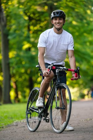 Foto de Ciclista. Joven ciclista bien construido en una bicicleta con aspecto de confianza - Imagen libre de derechos