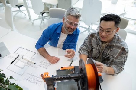 Foto de Dos científicos involucrados en la creación y desarrollo de impresoras 3D en el laboratorio moderno. - Imagen libre de derechos