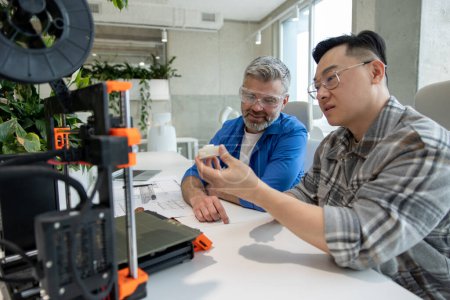 Téléchargez les photos : Deux scientifiques impliqués dans la mise en place et le développement d'imprimantes 3D dans le laboratoire moderne. - en image libre de droit