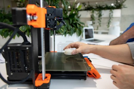 Téléchargez les photos : Collèges méconnaissables ingénieurs travaillant avec le processus d'impression d'imprimante 3D. - en image libre de droit