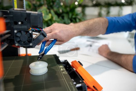 Téléchargez les photos : Collèges méconnaissables ingénieurs travaillant avec le processus d'impression d'imprimante 3D. - en image libre de droit
