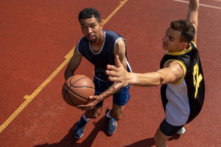 Téléchargez les photos : Basketball athlète hommes amis entraînement sur le terrain, espace vide. - en image libre de droit