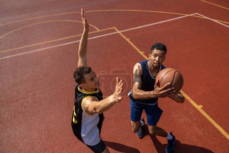 Téléchargez les photos : Deux athlètes jouant au basket à l'extérieur, espace de copie. - en image libre de droit