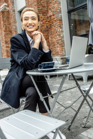 Foto de Un día ocupado. Mujer de negocios bastante rubio que trabaja en un ordenador portátil - Imagen libre de derechos