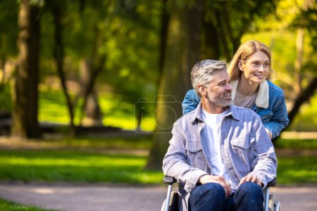 Téléchargez les photos : Dans le parc. Joyeux couple souriant en promenade dans le parc - en image libre de droit