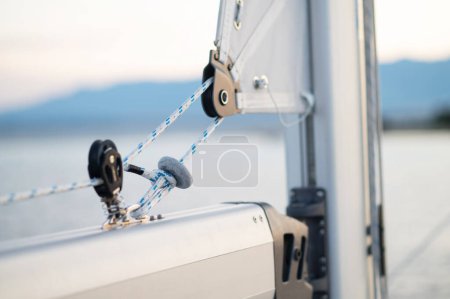 Téléchargez les photos : Yacht à voile. Image rapprochée d'une pièce de yacht - en image libre de droit