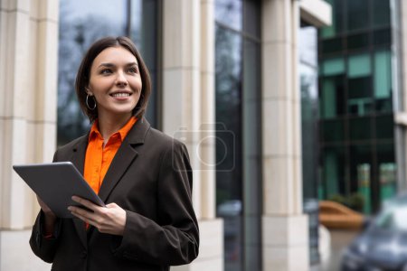 Téléchargez les photos : Femme d'affaires. Elégant jeune manager avec une tablette dans le bureau - en image libre de droit