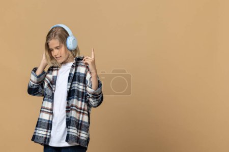 Foto de Disfrutando de la música. Bastante adolescente chica en auriculares disfrutando de la música - Imagen libre de derechos