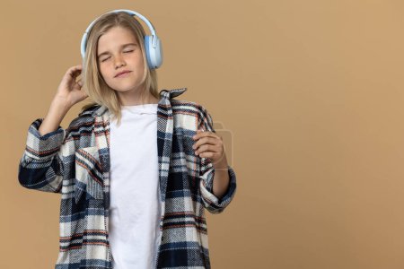 Foto de Música. Adolescente chica en auriculares mirando disfrutado mientras escucha música - Imagen libre de derechos