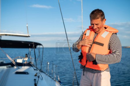 Téléchargez les photos : Voyage en mer. Homme sur un yacht souriant et paisible - en image libre de droit