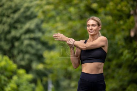 Foto de Atractiva mujer deportiva advirtiendo antes del entrenamiento al aire libre. - Imagen libre de derechos