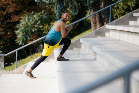Téléchargez les photos : Exercice en plein air. Athlète à la peau foncée s'exerçant dans les escaliers - en image libre de droit