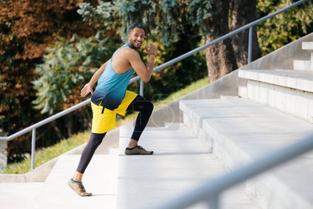 Foto de Entrenamiento. Deportista de piel oscura corriendo en las escaleras durante el entrenamiento - Imagen libre de derechos