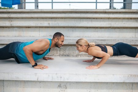 Téléchargez les photos : Athlétique sportif homme et femme couple formation pousser ensemble en plein air. - en image libre de droit