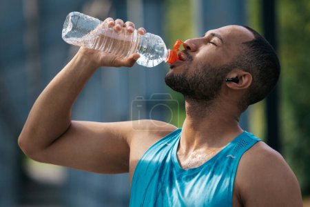Foto de Sentir sed. Deportista con sed después de entrenar y beber agua - Imagen libre de derechos