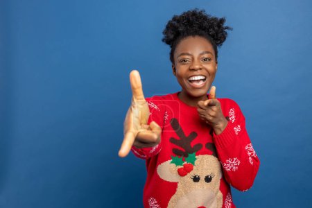 Téléchargez les photos : Mignon afro-américaine femme en chandail de Noël se sentir excité - en image libre de droit