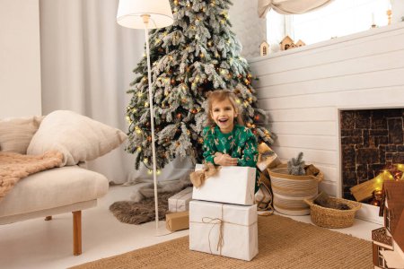 Foto de Feliz linda chica con cajas de regalo de Navidad - Imagen libre de derechos
